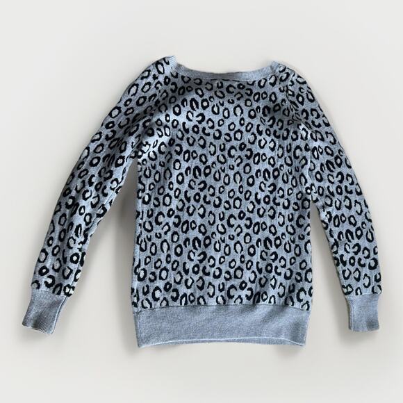 Old Navy Gray Leopard Print Sweater XS Women’s Long Sleeve Crewneck Knit Top - Picture 2 of 9